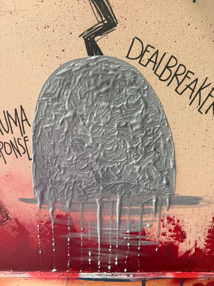 Detalle de «Modern Love»: la lápida gris con relieve y goteo, y palabras en inglés escritas a mano: «Dealbreaker», «Trauma response».
