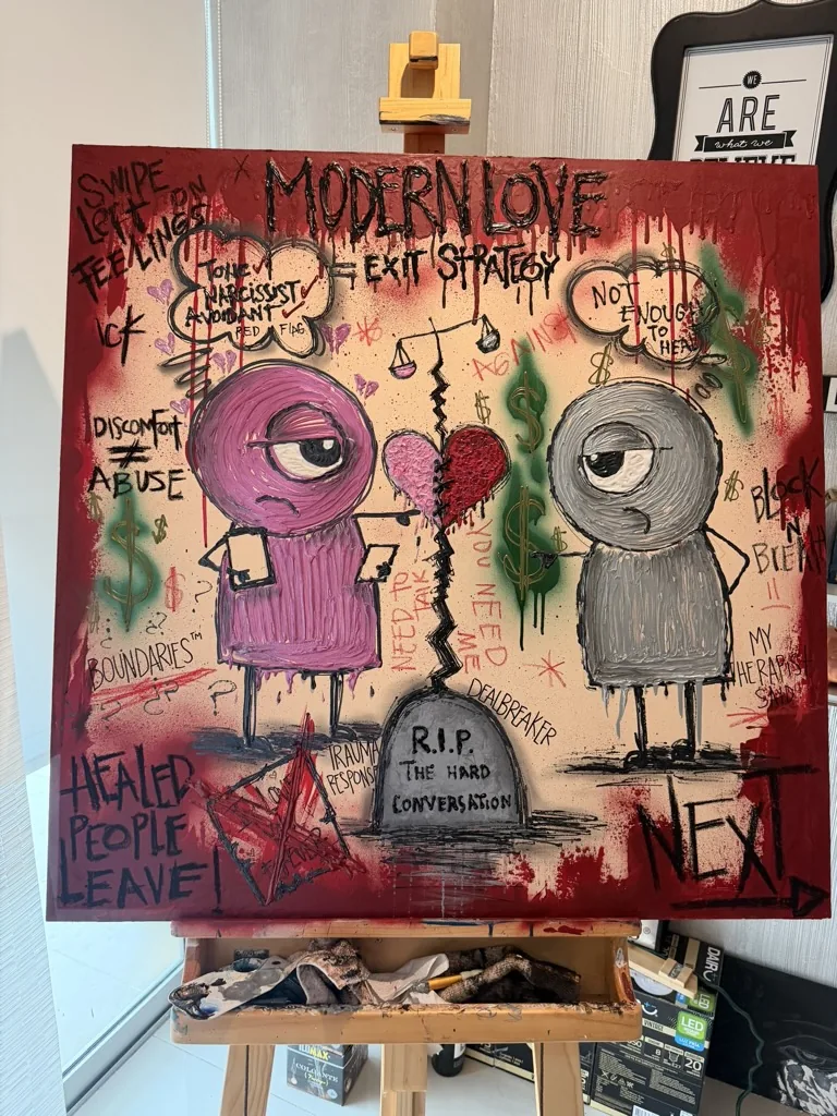 Cuadro «Modern Love · Exit Strategy» en un caballete: un Ojai rosado y un Ojai gris, un corazón rojo partido entre los dos, signos de dólar verdes, palabras escritas a mano en inglés y una lápida gris con el texto «R.I.P. The hard conversation», sobre un fondo rojo y crema.