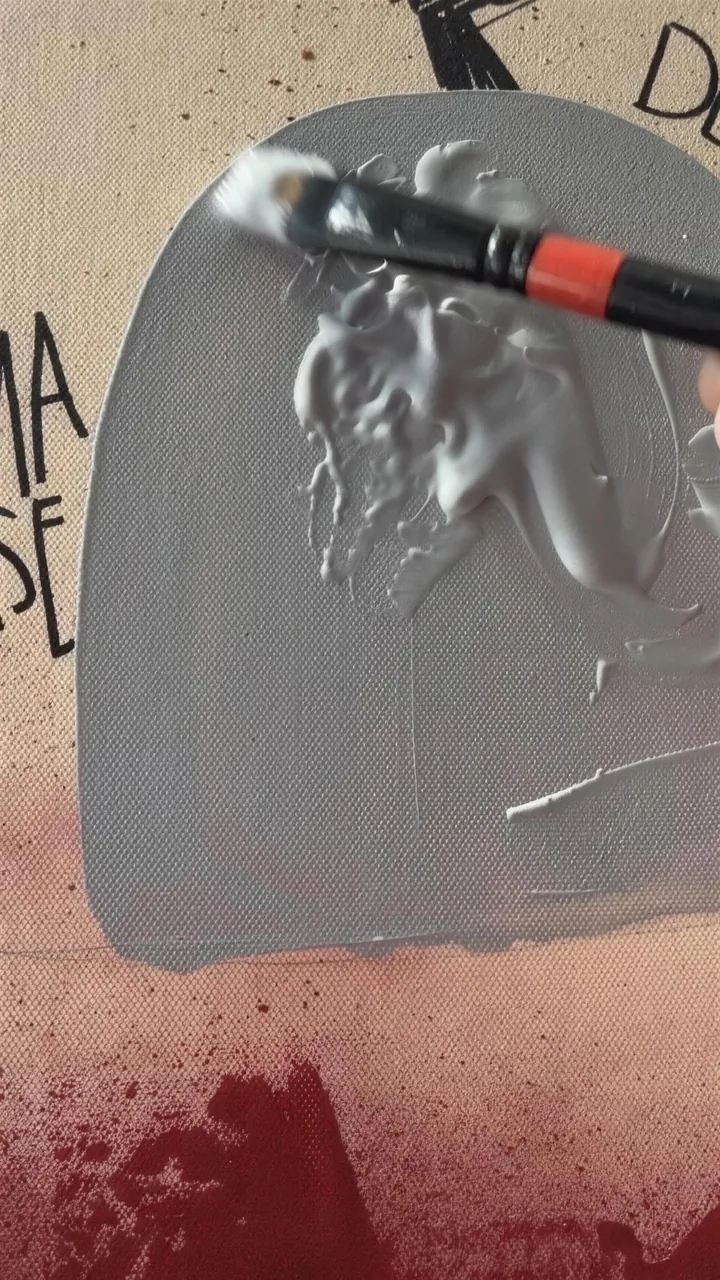 Un pincel pinta de gris la lápida del cuadro «Modern Love», con textura en relieve.